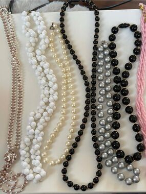 Classic Lot of 7 pearl like necklaces